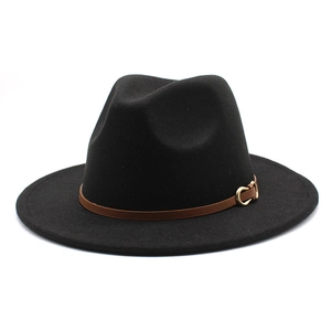 Klassieke zwarte vilt fedora hoed met brede rand, bruine leren band en gouden gesp
