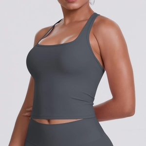 Gros plan sur le débardeur de yoga gris foncé montrant le tissu élastique à séchage rapide