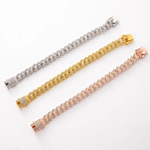 Détail des bracelets à maillons cubains 13mm en argent, or et or rose sertis de diamants
