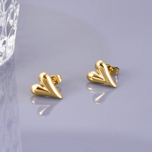 Boucles d'oreilles cœur en acier inoxydable doré 18K sur un élégant support lavande