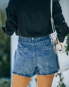 Dettaglio della vita e delle tasche posteriori di pantaloncini di jeans su una modella