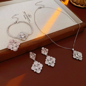Parure de bijoux luxe fleur argent avec collier bracelet et bague en zircon