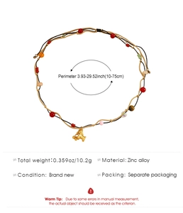 Dettaglio della collana di perline colorate regolabile con ciondolo barboncino d'oro