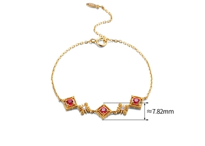 Detailansicht des 925er Silberarmbands mit rotem Korund und 7,82 mm Anhängerhöhe