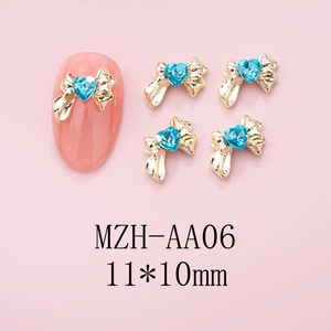 Charm per unghie fiocco dorato con strass a cuore blu, dettaglio misura 11x10mm