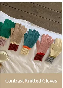 Guantes de punto coloridos con puños a rayas dispuestos sobre una cama para el invierno
