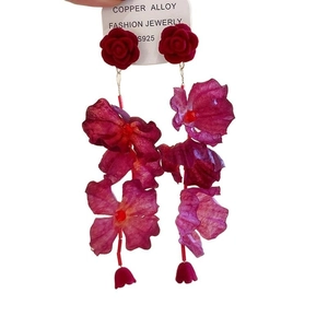 Orecchini a nappa con rose in tessuto ed aghi in argento S925 in design floreale rosa