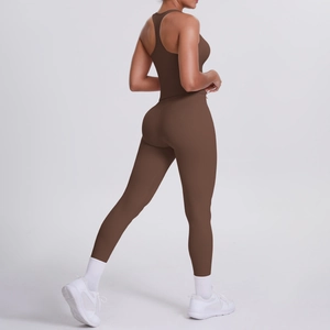 Détail de l'ensemble de sport marron avec haut court et legging de yoga taille haute