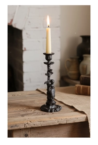 Détail du bougeoir vintage en fonte avec sculpture de femme et finition noire mate