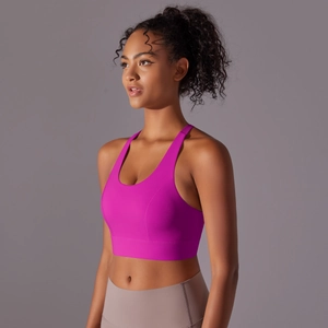 Détails rapprochés d'un ensemble brassière de sport dos nageur et legging de yoga