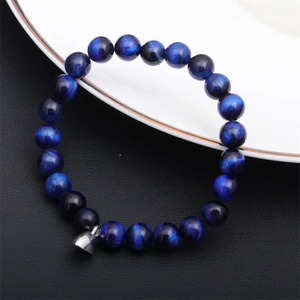 Bracciale di perle occhio di tigre blu con cuore magnetico su pelle nera e vassoio bianco