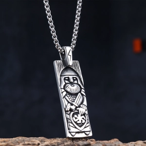 Détail du pendentif Viking Odin en acier sur socle bois avec une chaîne à mailles carrées