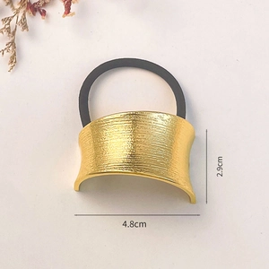 Detailed size view of a 4.8cm gold alloy ponytail cuff with 2.9cm height measurement