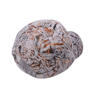 Casquette de baseball à motif de feuilles avec boucle SPORT réglable vue de profil à 45 degrés