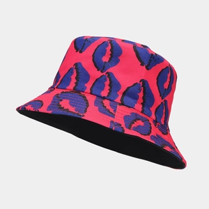 Cappello reversibile con stampa labbra blu su tessuto rosa per moda all'aperto