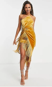 Détails de la robe courte en velours doré avec des franges aux épaules et texture fine