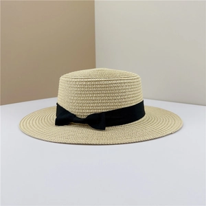 Détail du chapeau canotier classique en paille naturelle avec ruban gros-grain noir