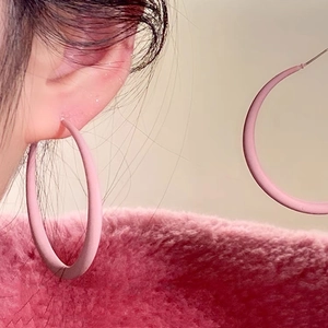 Retro matte pink round hoop earrings for women with silver needle and vintage aesthetic