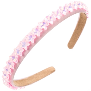 Dettaglio del cerchietto in raso rosa con cristalli a stella e fodera in velluto
