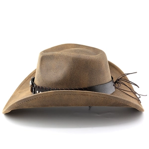 Vue détaillée d'un chapeau de cow-boy marron avec bande en cuir cloutée et garniture frangée