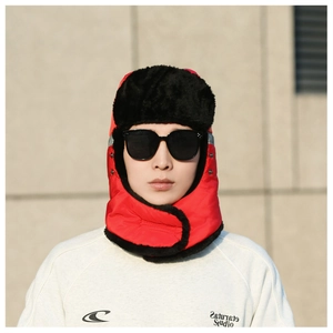 Détail du chapeau de trappeur rouge coupe-vent avec doublure épaisse en fausse fourrure noire