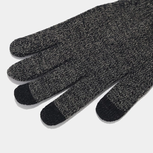Dettaglio di guanti in maglia grigio scuro con punte delle dita touch specializzate