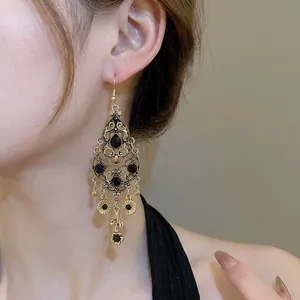 Orecchini pendenti vintage dorati con strass neri e nappe floreali eleganti