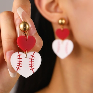 Détails des boucles d'oreilles baseball en acrylique avec motifs de couture rouges