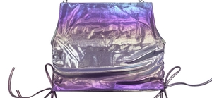 Détail du haut métallisé violet avec cordons de serrage latéraux et texture froncée