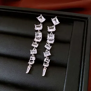 Boucles d'oreilles pendantes en argent avec glands en zircon et design minimaliste