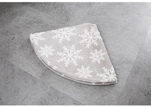 Détail du tapis de sapin de Noël en peluche grise avec motif jacquard de flocons de neige