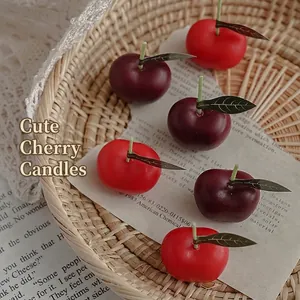Set de seis velas aromáticas con forma de cereza roja realista en una cesta de estilo rústico
