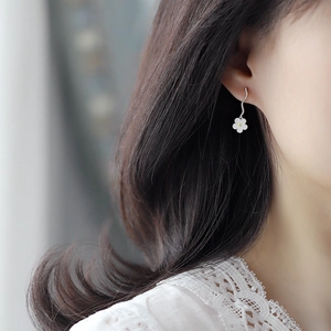 S925 sterling silver daisy drop earrings with white petals and yellow flower core