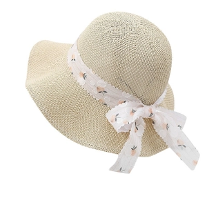Cappello da sole in maglia beige con tesa ondulata e fiocco floreale rosa da donna