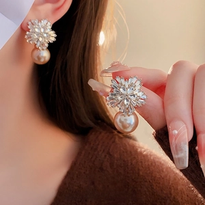 Elegant snowflake silver needle earrings with luxury crystals and champagne pearls