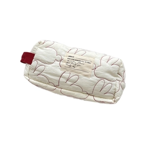 Gestepptes Kaninchen-Federmäppchen in Off-White mit roter Stickerei und Webgriff