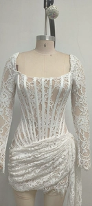 Détails de la dentelle florale blanche avec baleines de corset et ourlet drapé