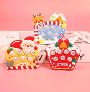 Drei Weihnachts-Pop-Push-Spielekonsolen mit Motiven von Weihnachtsmann und Rentier