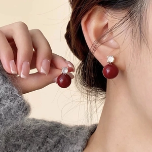 Boucles d'oreilles rondes en résine rouge rétro avec aiguilles en argent et zircon