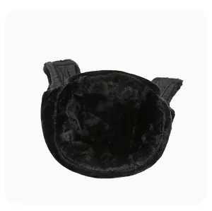 Dettaglio della fodera in morbida eco-pelliccia di un cappello invernale termico nero