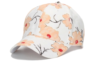 Détail d'une casquette de baseball avec motifs floraux orange vifs et tiges noires fines