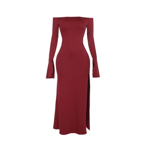 Robe longue rouge vin moulante à épaules dénudées avec manches longues et fente latérale
