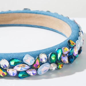 Gros plan de cristaux colorés sur un serre-tête en denim avec détails de luxe cousus main