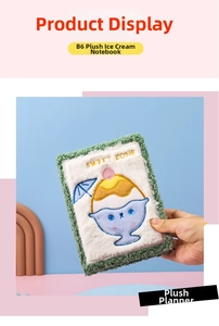Detalle del cuaderno de peluche B6 de helado con cubierta suave en verde y blanco