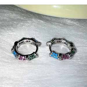 Détail de boucles d oreilles bambou avec cristaux roses verts et bleu clair