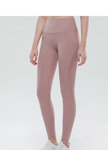 Dettaglio dei leggings yoga a vita alta con pannelli in mesh traspirante e cuciture di supporto