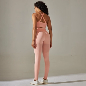 Details des Pfirsich-Yoga-Sets mit Mesheinsätzen und Cross-Strap-Sport-BH-Rücken