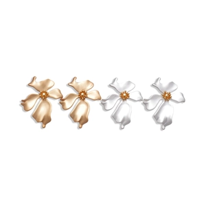 Vintage Metall Blumen-Ohrstecker in Gold und Mattweiß für stilvolle Damen Mode