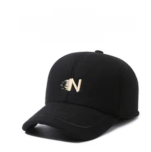 Dettaglio cappello invernale nero in lana con ricamo dorato N e classica tesa curva