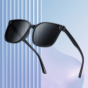 Lunettes de soleil noires carrées pour enfants avec protection UV sur fond bleu